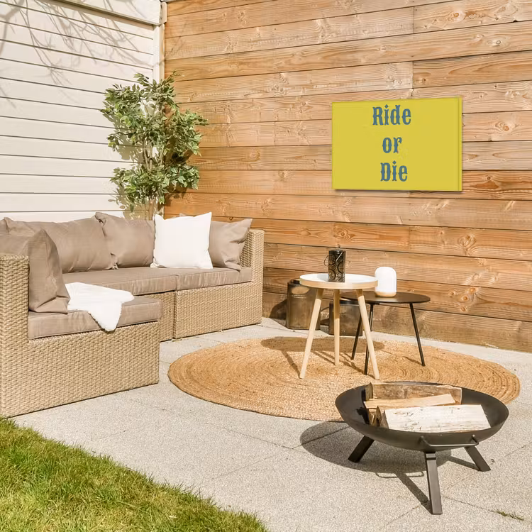 Ride or die - Geel - Blauw Tuinposter op houten frame 2 cm dik klein -sfeer2