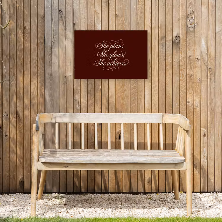 She plans she glows she achieves - Rood - Cursief Tuinposter op houten frame 2 cm dik klein -sfeer4