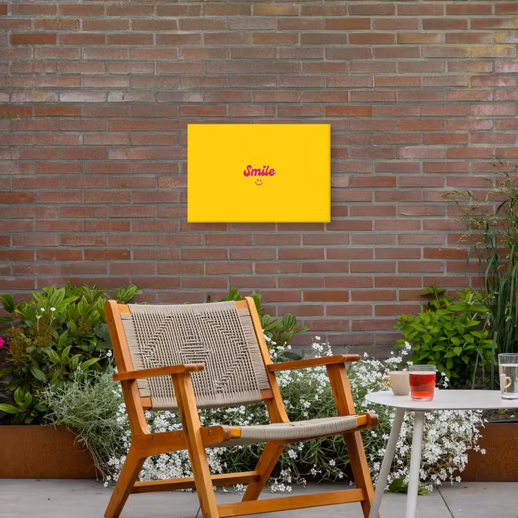 Smile - Geel - Roze Tuinposter op houten frame 2 cm dik klein -sfeer3