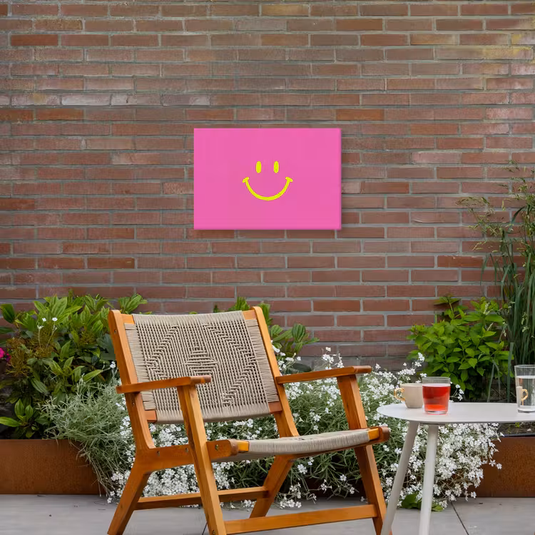 Smiley - Vrolijk - Roze Tuinposter op houten frame 2 cm dik klein -sfeer3