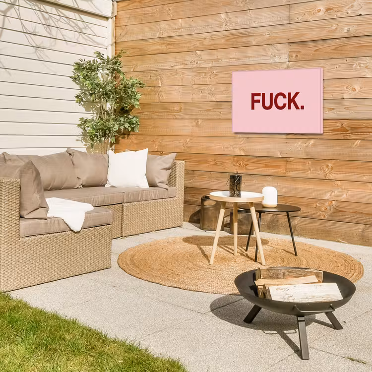 Statement - Krachtig - Roze Tuinposter op houten frame 2 cm dik klein -sfeer2