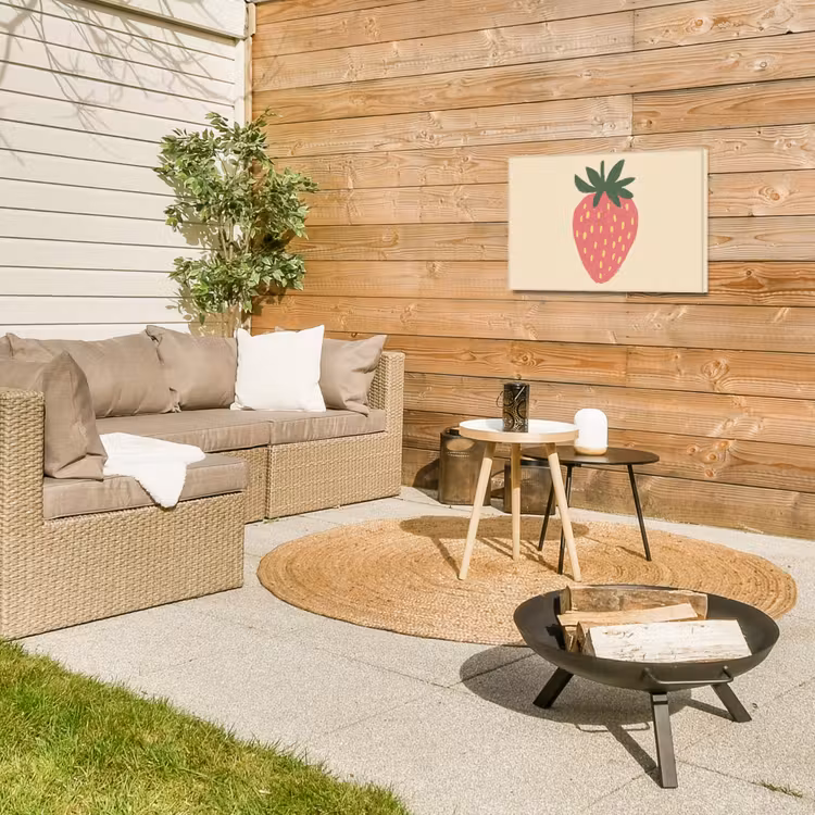 Aardbei - Minimalistisch - Rood - Fruit Tuinposter op houten frame 2 cm dik klein -sfeer2