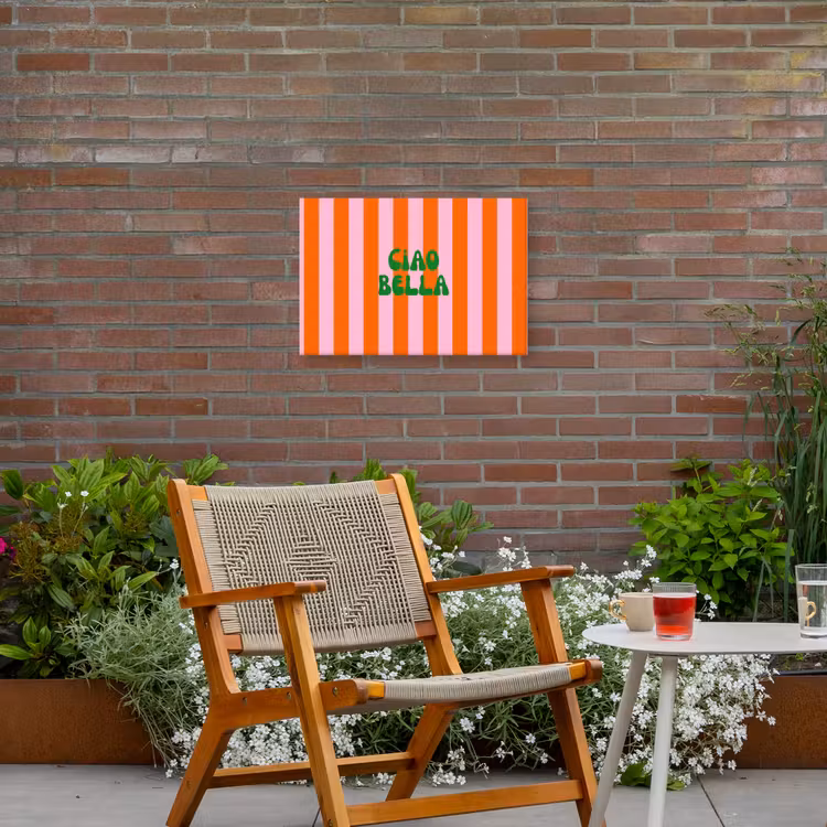 Strepen - Oranje - Verticaal - Ciao bella Tuinposter op houten frame 2 cm dik klein -sfeer3