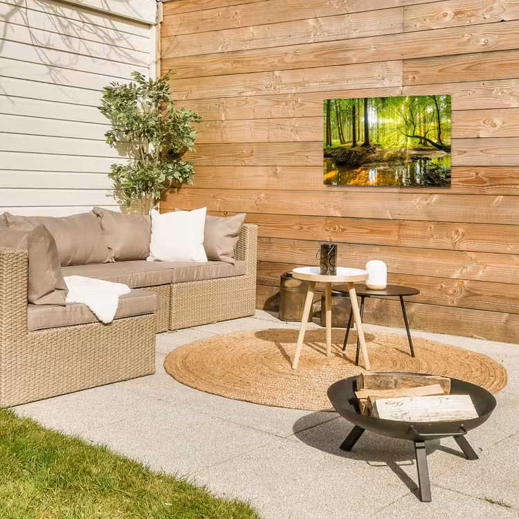 Zonnestralen in een groen bos Tuinposter op houten frame 2 cm dik klein -sfeer2