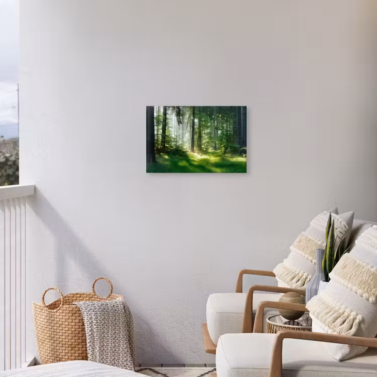 Zonnestralen in een groen bos Tuinposter op houten frame 2 cm dik klein -sfeer1