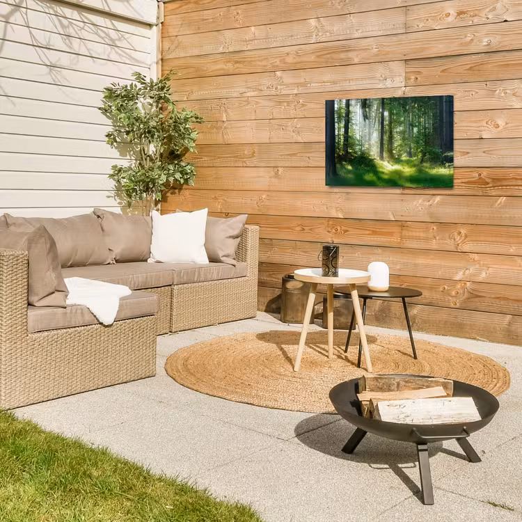 Zonnestralen in een groen bos Tuinposter op houten frame 2 cm dik klein -sfeer2