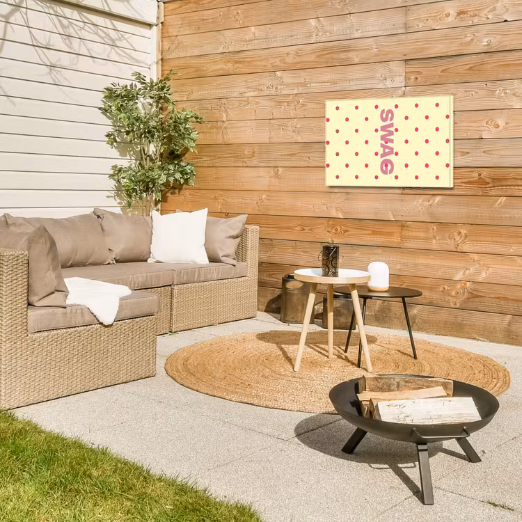 Swag - Roze - Stippen - Geel Tuinposter op houten frame 2 cm dik klein -sfeer2