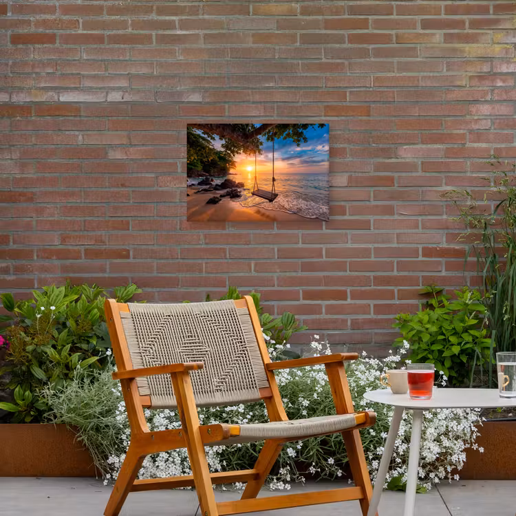 Schommel - Strand - Zonsondergang - Natuur - Oranje Tuinposter op houten frame 2 cm dik klein -sfeer3