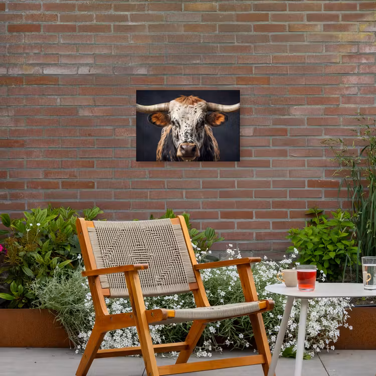 Stier - Kleurrijk - Hoorns Tuinposter op houten frame 2 cm dik klein -sfeer3