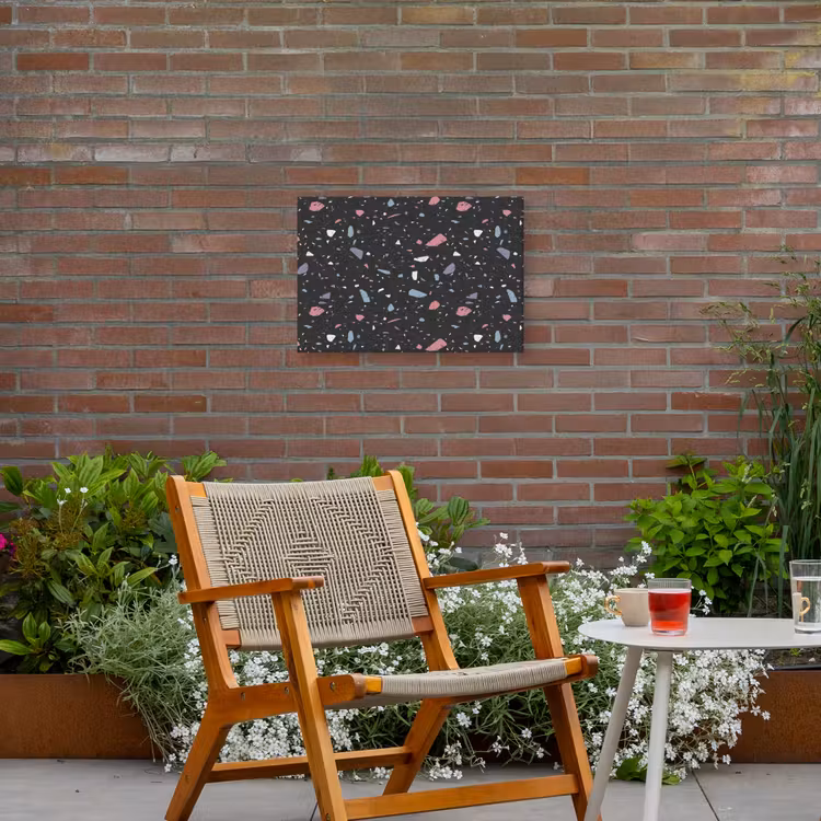 Terrazzo - Patroon - Zwart - Zacht Tuinposter op houten frame 2 cm dik klein 845 -sfeer3
