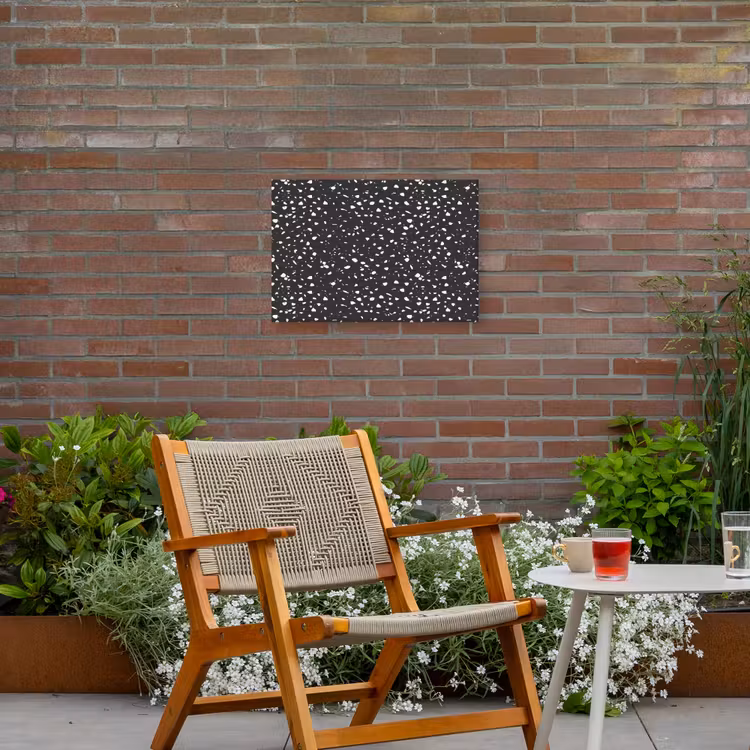 Terrazzo - Patroon - Zwart - Wit Tuinposter op houten frame 2 cm dik klein 845 -sfeer3