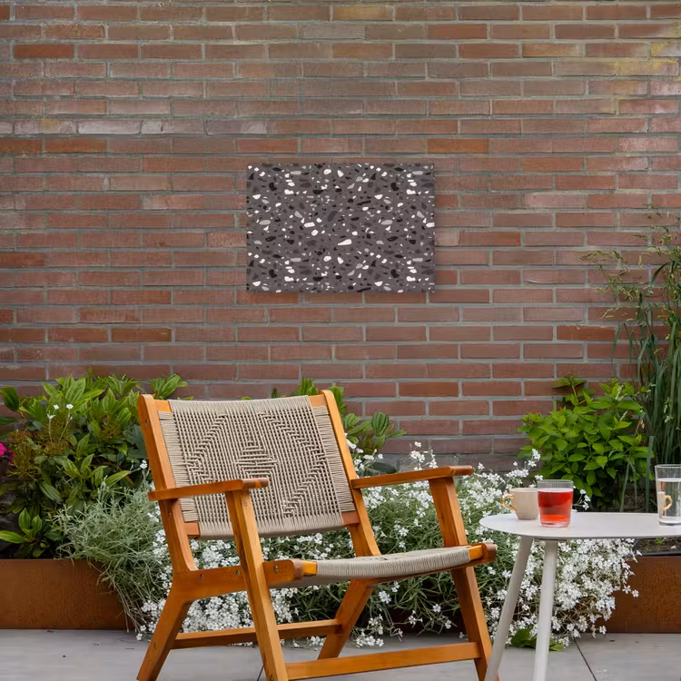 Terrazzo - Patroon - Grijs Tuinposter op houten frame 2 cm dik klein 845 -sfeer3