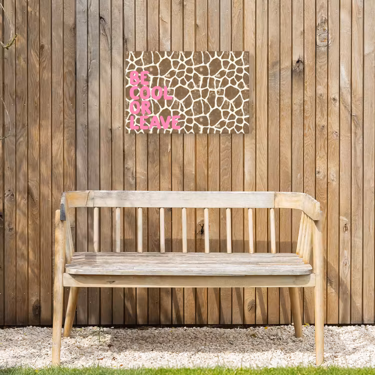Tekst - Be cool or leave - Roze - Giraffenprint Tuinposter op houten frame 2 cm dik klein -sfeer4