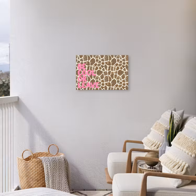 Tekst - Be cool or leave - Roze - Giraffenprint Tuinposter op houten frame 2 cm dik klein -sfeer1