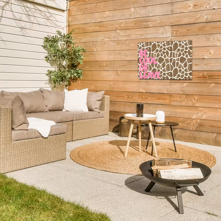 Tekst - Be cool or leave - Roze - Giraffenprint Tuinposter op houten frame 2 cm dik klein -sfeer2