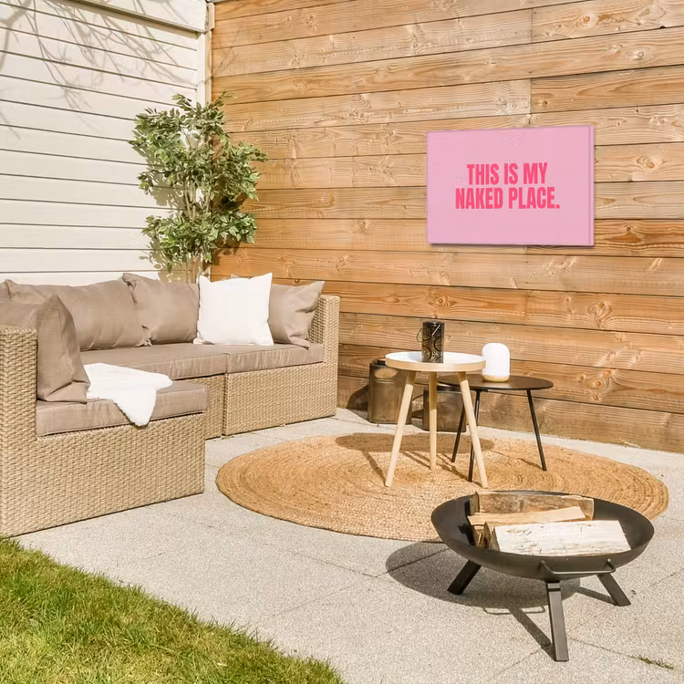 Tekst - Modern - Roze Tuinposter op houten frame 2 cm dik klein -sfeer2