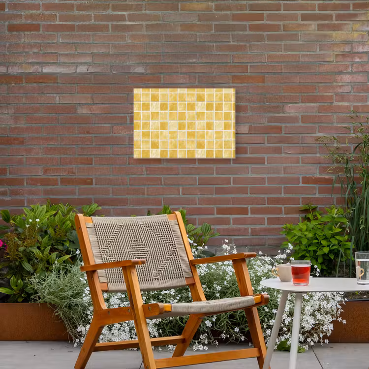 Tegels - Mozaïek - Textuur - Goudgeel Tuinposter op houten frame 2 cm dik klein 845 -sfeer3