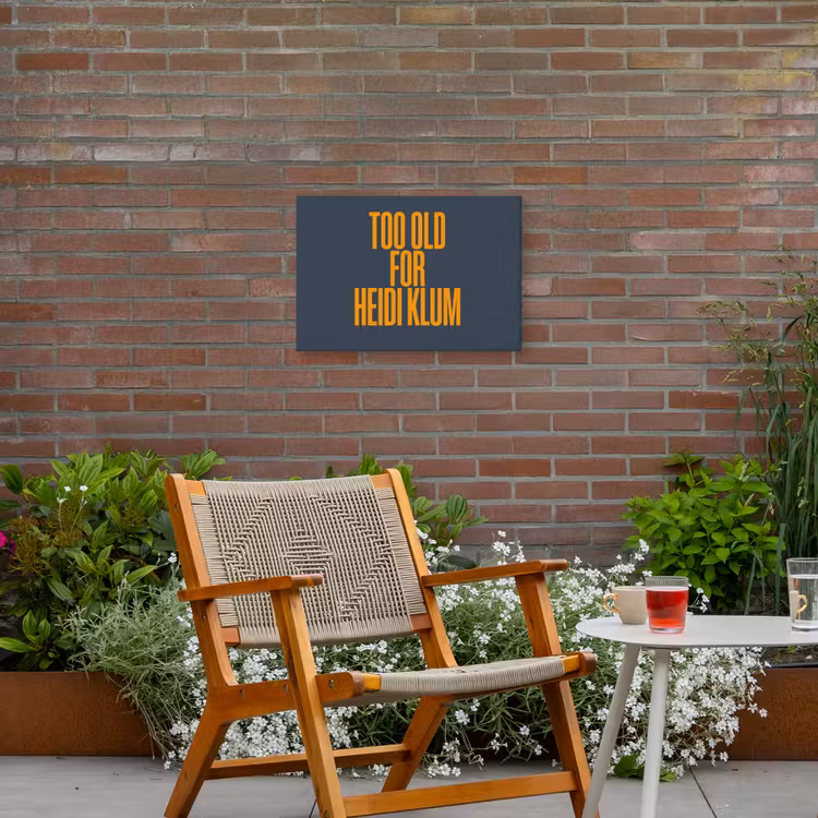Too old for heidi klum - Geel - Blauw Tuinposter op houten frame 2 cm dik klein -sfeer3