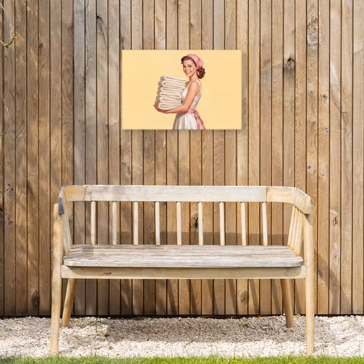 Handdoeken - Vrouw - Jurk - Roze Tuinposter op houten frame 2 cm dik klein -sfeer4