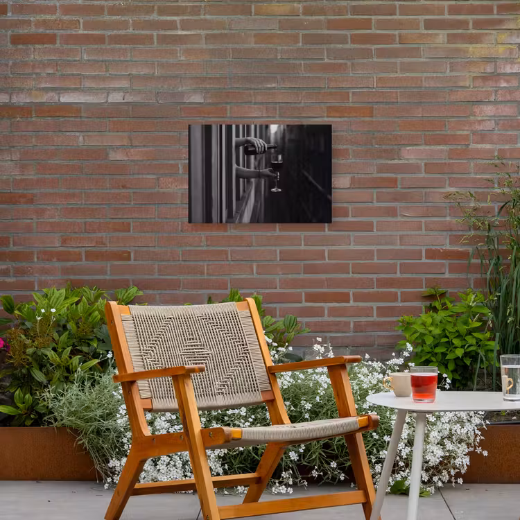 Wijnfles - Glas - Handen - Raam Tuinposter op houten frame 2 cm dik klein -sfeer3