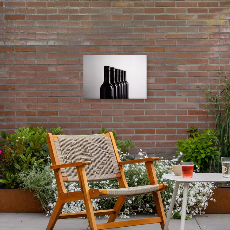 Wijnflessen - Zwart - Minimalistisch Tuinposter op houten frame 2 cm dik klein -sfeer3