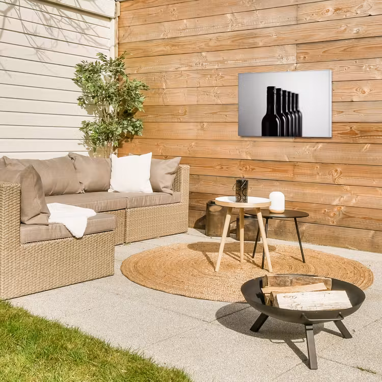 Wijnflessen - Zwart - Minimalistisch Tuinposter op houten frame 2 cm dik klein -sfeer2