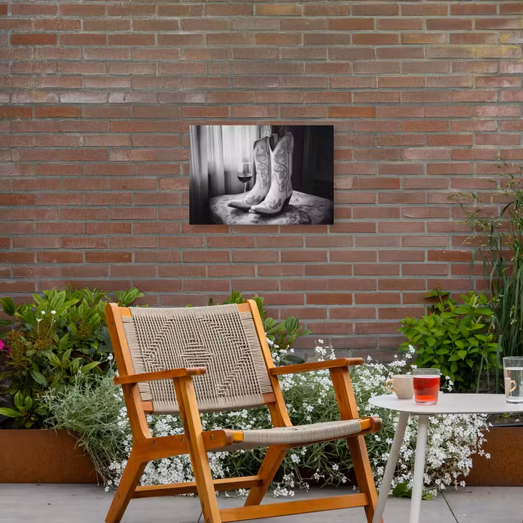 Wijn - Cowboylaarzen - Raamlicht - Wit Tuinposter op houten frame 2 cm dik klein -sfeer3