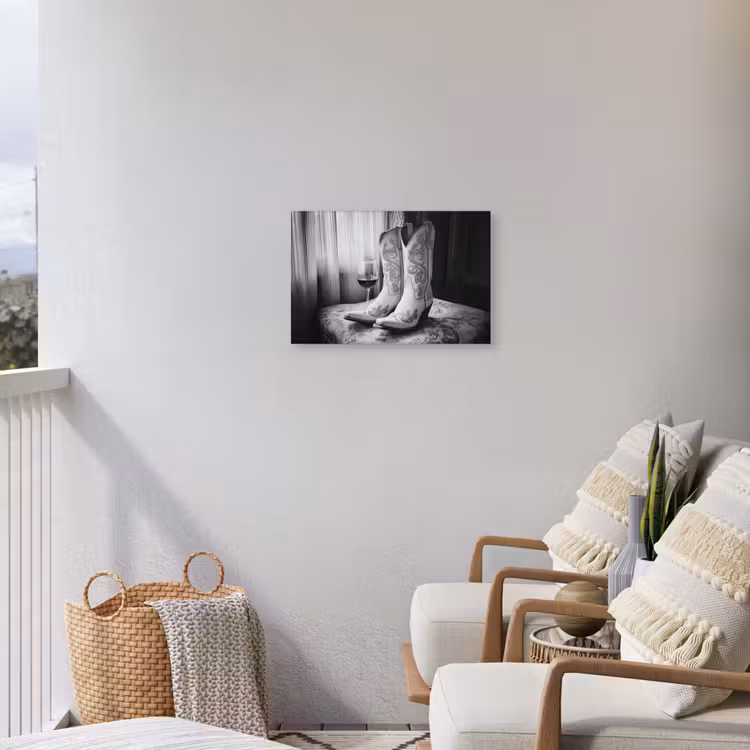 Wijn - Cowboylaarzen - Raamlicht - Wit Tuinposter op houten frame 2 cm dik klein -sfeer1