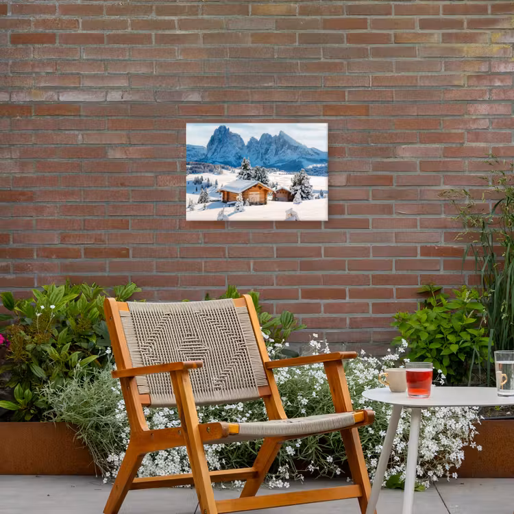 Winter - Huisje - Bergen - Uitzicht - Sneeuw Tuinposter op houten frame 2 cm dik klein -sfeer3