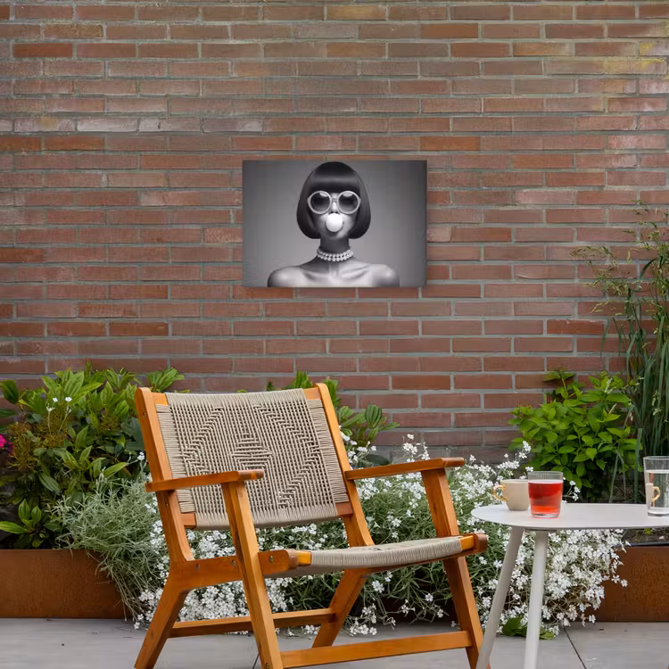 Vrouw - Zwart Wit - Ketting - Zonnebril Tuinposter op houten frame 2 cm dik klein -sfeer3