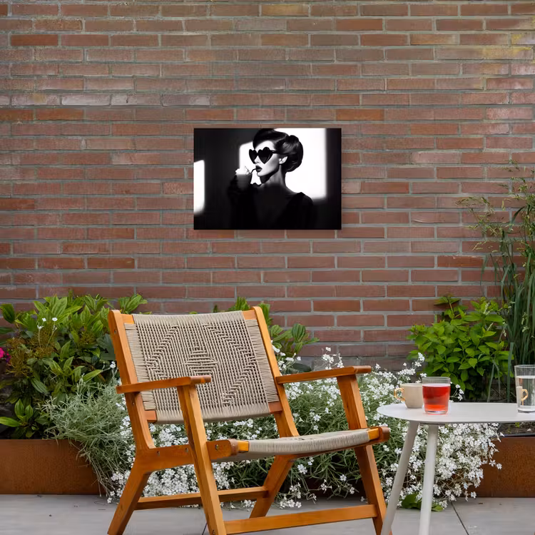 Vrouw - Zwart - Hart Tuinposter op houten frame 2 cm dik klein -sfeer3