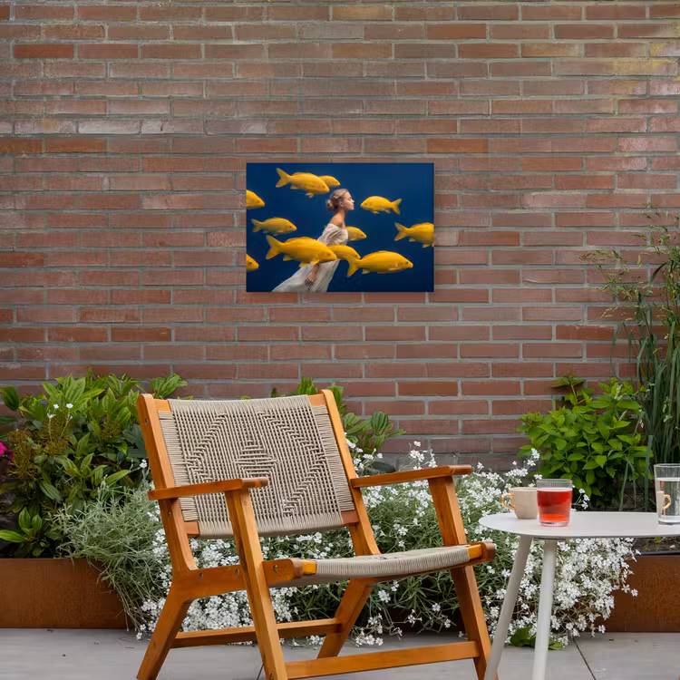 Vrouw - Vis - Water - Natuur - Geel Tuinposter op houten frame 2 cm dik klein -sfeer3