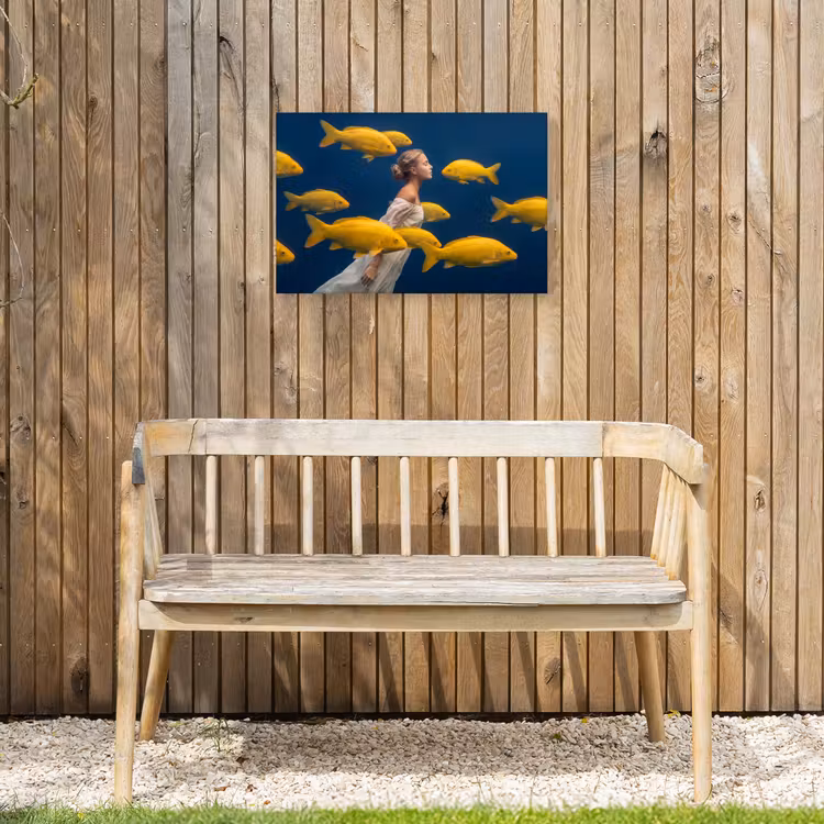 Vrouw - Vis - Water - Natuur - Geel Tuinposter op houten frame 2 cm dik klein -sfeer4