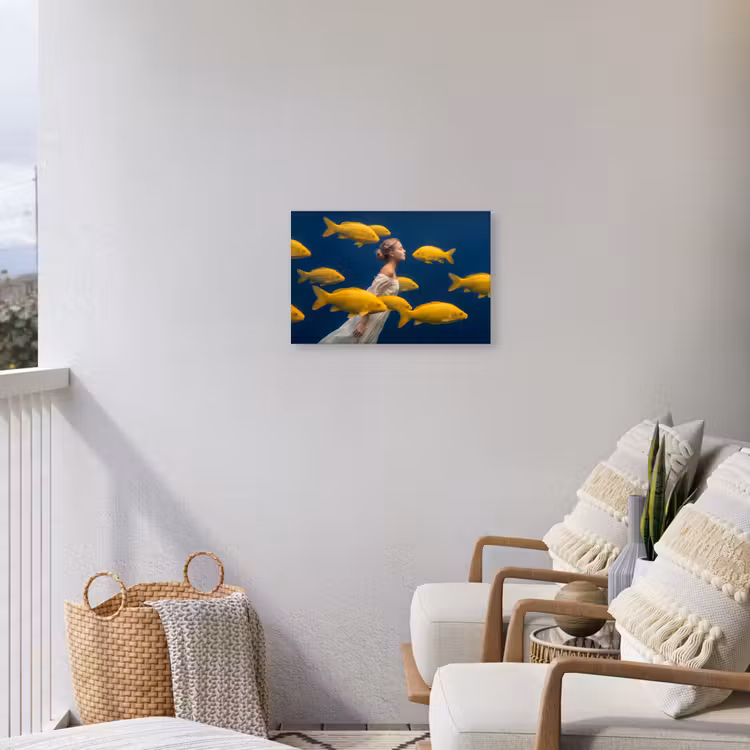 Vrouw - Vis - Water - Natuur - Geel Tuinposter op houten frame 2 cm dik klein -sfeer1