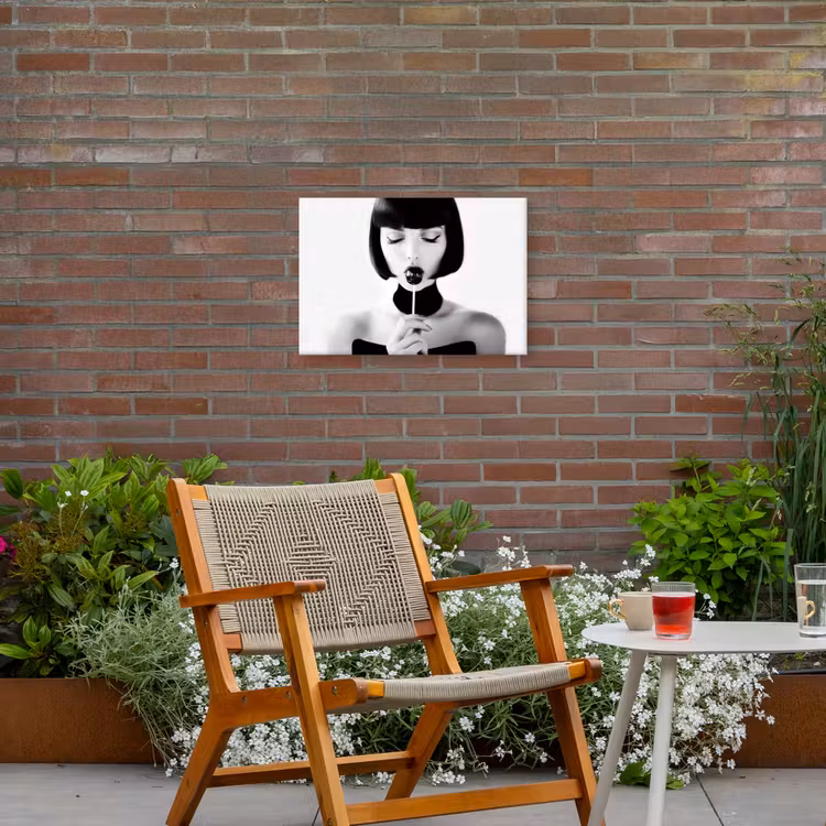 Vrouw - Lolly - Zwart - Wit Tuinposter op houten frame 2 cm dik klein -sfeer3
