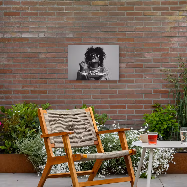 Vrouw - Pasta - Zwart - Wit Tuinposter op houten frame 2 cm dik klein -sfeer3