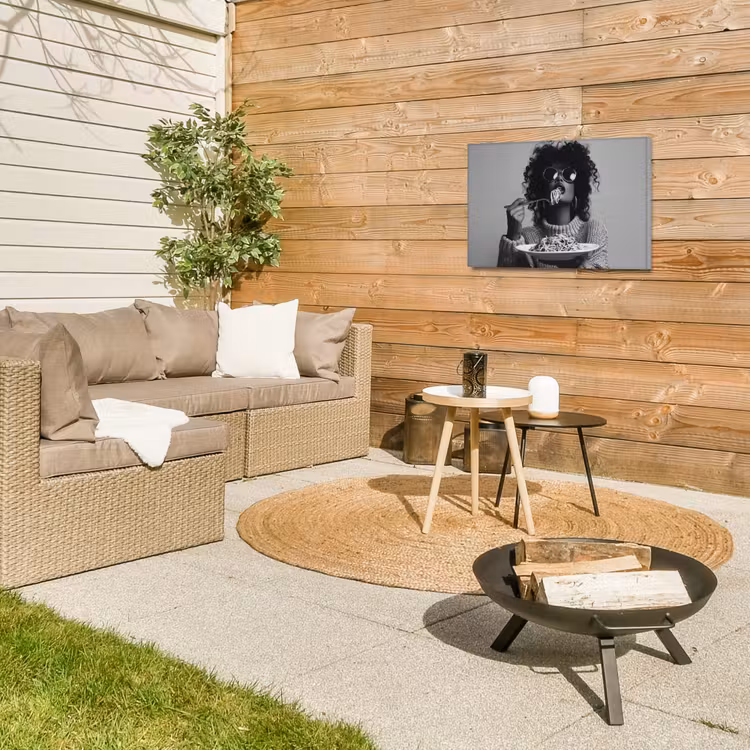 Vrouw - Pasta - Zwart - Wit Tuinposter op houten frame 2 cm dik klein -sfeer2