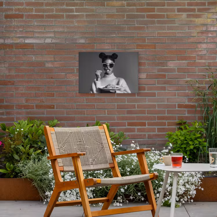 Vrouw - Pasta - Zonnebril Tuinposter op houten frame 2 cm dik klein -sfeer3