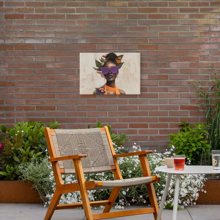 Vrouw - Zonnebril - Vlinder - Bloemen Tuinposter op houten frame 2 cm dik klein -sfeer3