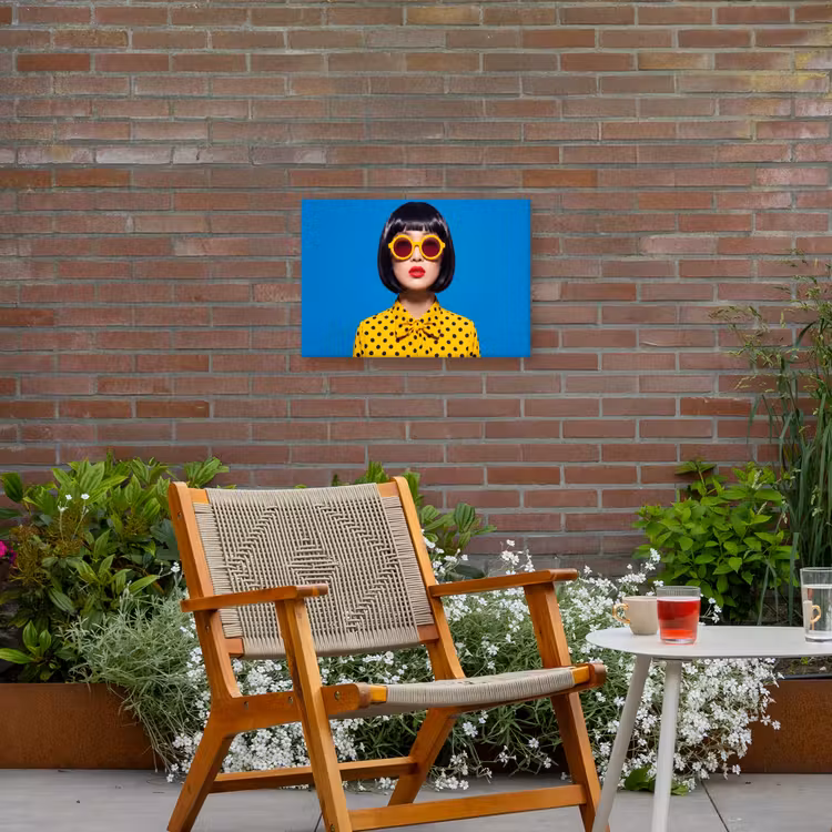 Vrouw - Zonnebril - Pop Art - Portret - Geel Tuinposter op houten frame 2 cm dik klein -sfeer3