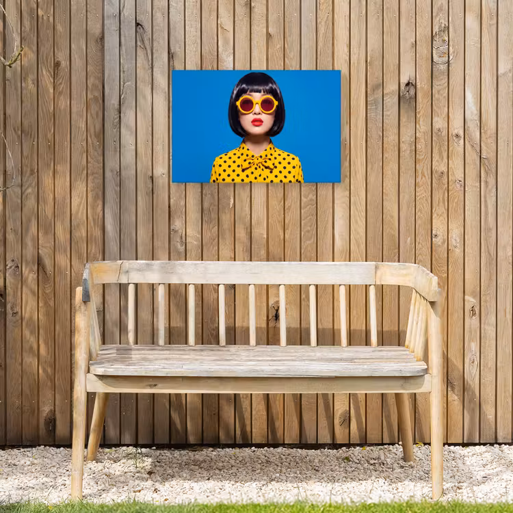 Vrouw - Zonnebril - Pop Art - Portret - Geel Tuinposter op houten frame 2 cm dik klein -sfeer4