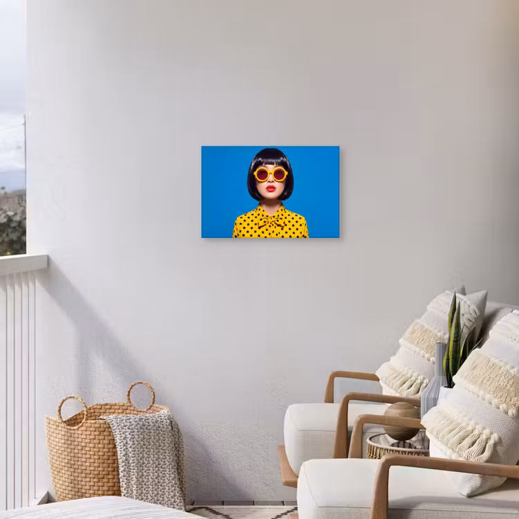 Vrouw - Zonnebril - Pop Art - Portret - Geel Tuinposter op houten frame 2 cm dik klein -sfeer1