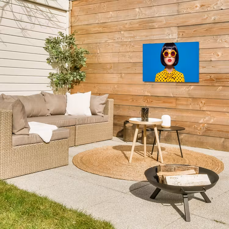 Vrouw - Zonnebril - Pop Art - Portret - Geel Tuinposter op houten frame 2 cm dik klein -sfeer2