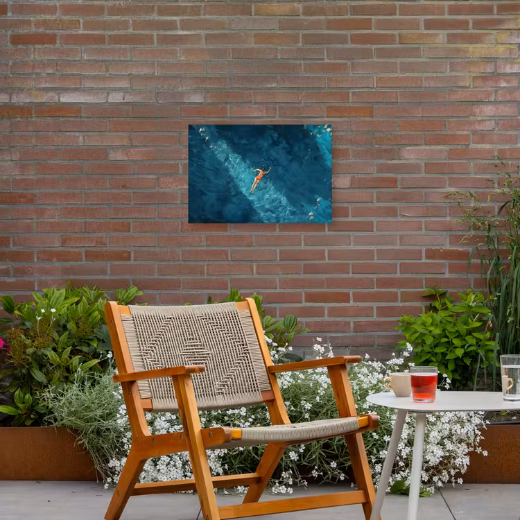 Vrouw - Water - Bikini - Oranje Tuinposter op houten frame 2 cm dik klein -sfeer3