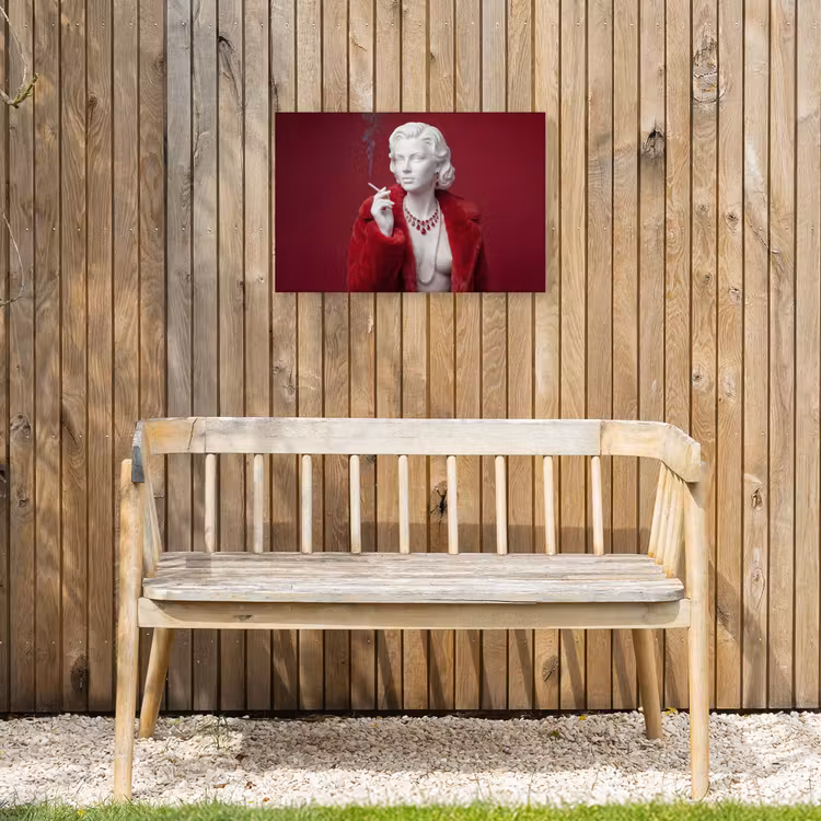 Vrouw - Bontjas - Mode - Klassiek - Rood Tuinposter op houten frame 2 cm dik klein -sfeer4
