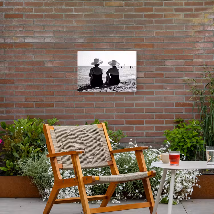 Vrouwen - Zonnehoed - Strand - Zwart - Wit Tuinposter op houten frame 2 cm dik klein -sfeer3