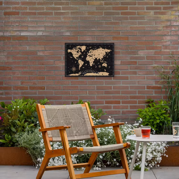 Wereldkaart - Beige - Zwart Tuinposter op houten frame 2 cm dik klein -sfeer3