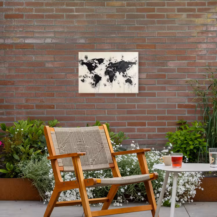 Wereldkaart - Zwart - Inkt Tuinposter op houten frame 2 cm dik klein -sfeer3