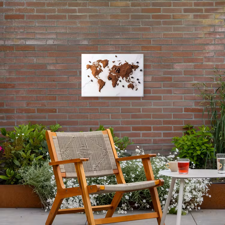 Wereldkaart - Koffie - Marmer Tuinposter op houten frame 2 cm dik klein -sfeer3