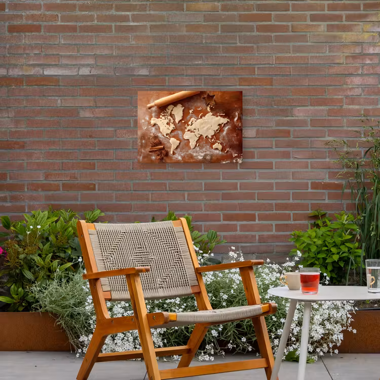 Wereldkaart - Koekjesdeeg - Warme baksfeer Tuinposter op houten frame 2 cm dik klein -sfeer3
